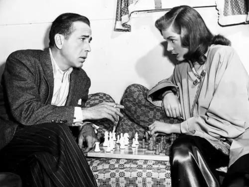 Humphrey Bogart che gioca a scacchi con Lauren Bacall.